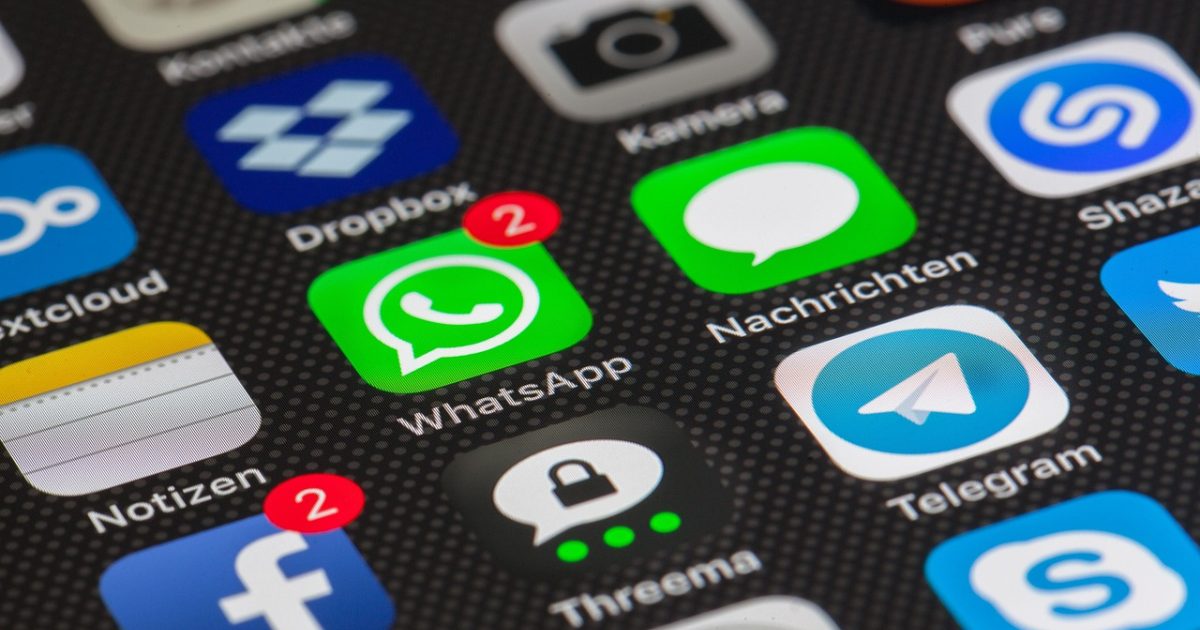88影视网 App 主界面在深色背景下的整体视觉呈现，顶部为搜索框与分类入口，中部是横向排列的推荐内容卡片，整体采用午夜蓝底色与电光蓝高亮描边，画面安静克制